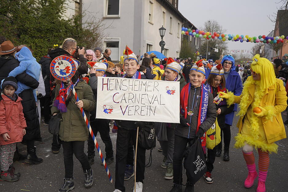 Zahlreiche Gruppen aus der näheren Umgebung beteiligten sich am Umzug der Hühnerlaus-Narren. Zahlreiche Gruppen aus der näheren Umgebung beteiligten sich am Umzug der Hühnerlaus-Narren.