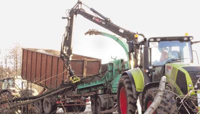 Mit dem hydraulischen Greifarm f&uuml;ttert Sascha Schiebler den Metallschlund des Gro&szlig;h&auml;ckslers mit &Auml;sten und St&auml;mmen.Foto: Gustav D&ouml;ttling