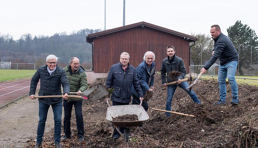 Seit November kümmert sich das tatkräftige Team der Spvgg schon darum, den östlichen Wall zur roden. Zusammen mit dem Bauhof entfernt es Wildwuchs und Wurzelstöcke. Seit November kümmert sich das tatkräftige Team der Spvgg schon darum, den östlichen Wall zur roden. Zusammen mit dem Bauhof entfernt es Wildwuchs und Wurzelstöcke.