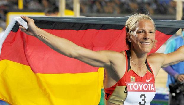 Jennifer Oeser l&auml;sst sich nach ihrer WM-Bronzemedaille im Siebenkampf feiern.