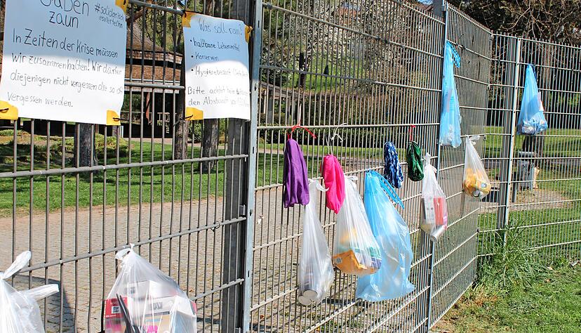 Dem ersten Gabenzaun am Wertwiesenpark könnte nach Meinung der beiden Initiatoren Landwehr und Lörch ein weiterer im Norden Heilbronns folgen.
Foto: Kraft Dem ersten Gabenzaun am Wertwiesenpark könnte nach Meinung der beiden Initiatoren Landwehr und Lörch ein weiterer im Norden Heilbronns folgen.
Foto: Kraft