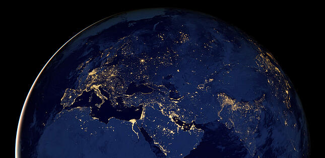 ARCHIV - HANDOUT - Das am 06.12.2012 von der NASA verbreitete Foto zeigt den Blick von einem Satelliten auf die Erde. Ab dem 15.11.2013 zeigt die nächtliche Kultsendung «Space Night» des Bayerischen Rundfunks (BR) wieder atemberaubende Bilder aus dem Weltall, untermalt von sphärischer Elektromusik. Foto:  EPA/NASA's Eart Observatory/NOAA/DOD/dpa (Achtung: Verwendung nur zu redaktionellen Zwecken bei Nennung des Credit "EPA/NASA's Earth Observatory/NOAA/DOD/dpa") +++(c) dpa - Bildfunk+++ |