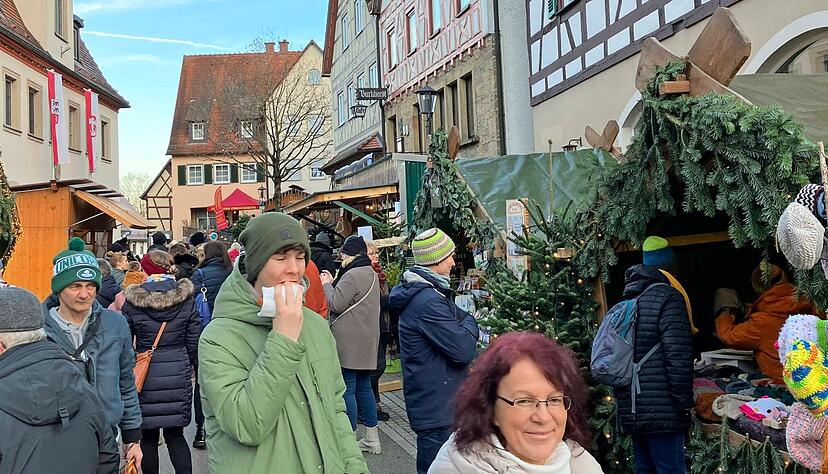 Je dunkler es wird, desto mehr Menschen drängen sich bei winterlichem Wetter durch die Forchtenberger Gassen und bewundern das reichhaltige Angebot. Je dunkler es wird, desto mehr Menschen drängen sich bei winterlichem Wetter durch die Forchtenberger Gassen und bewundern das reichhaltige Angebot.