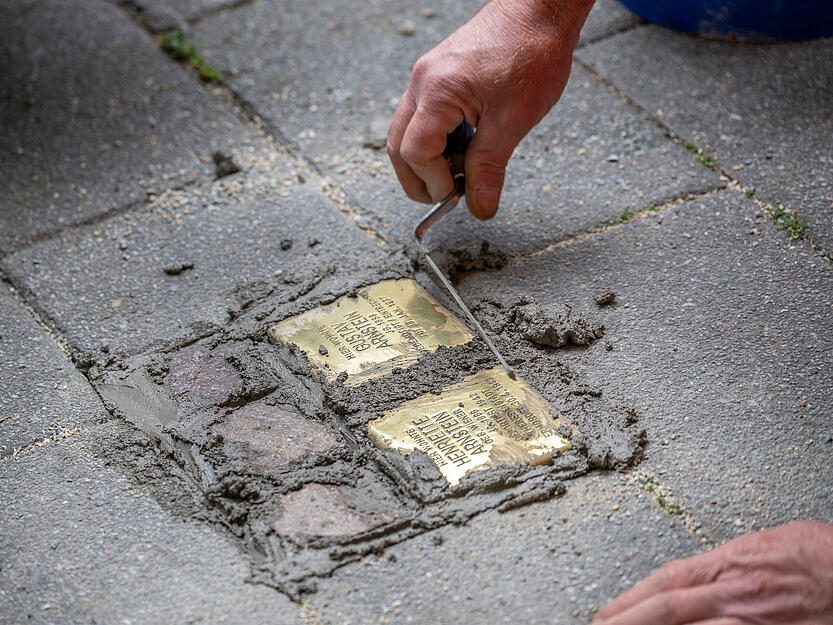 Die Stolpersteine sind zehn mal zehn Zentimeter groß und tragen Messingschilder.   Die Stolpersteine sind zehn mal zehn Zentimeter groß und tragen Messingschilder.