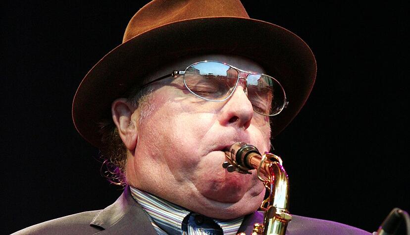 Van Morrison ist auch ein versierter Saxofonist - hier bei einem Konzert in Freiburg 2007. (Archivbild)