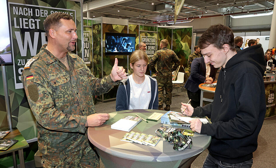 Informationsstände, Vortragszonen und Präsentationswände sind die Anlaufstellen, an denen auf der Heilbronner Berufswelt-Messe zwanglose Gespräche über Ausbildungs- und Studienwege und aktuelle Jobangebote geführt werden.