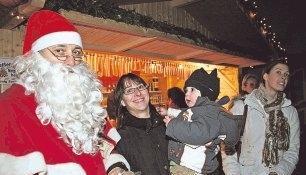 Viel zu tun hatte am Wochenende der Nikolaus rund ums Schloss. Auch der Knirps auf dem Arm der Mama bekam etwas aus dem Geschenke-Sack.Foto: Susanne Drößler Viel zu tun hatte am Wochenende der Nikolaus rund ums Schloss. Auch der Knirps auf dem Arm der Mama bekam etwas aus dem Geschenke-Sack.Foto: Susanne Drößler