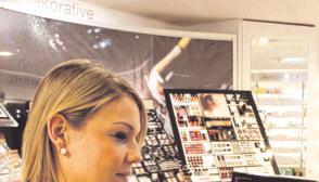 Annette Schmid schaut in der Parf&uuml;merie nach den Barcodes.Fotos: Stegm&uuml;ller