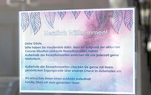 Mit Hinweisen wie beispielsweise im Hotel Central am Heilbronner Hauptbahnhof machen Übernachtungsbetriebe auf die aktuelle Situation aufmerksam. Foto: Mario Berger Mit Hinweisen wie beispielsweise im Hotel Central am Heilbronner Hauptbahnhof machen Übernachtungsbetriebe auf die aktuelle Situation aufmerksam. Foto: Mario Berger