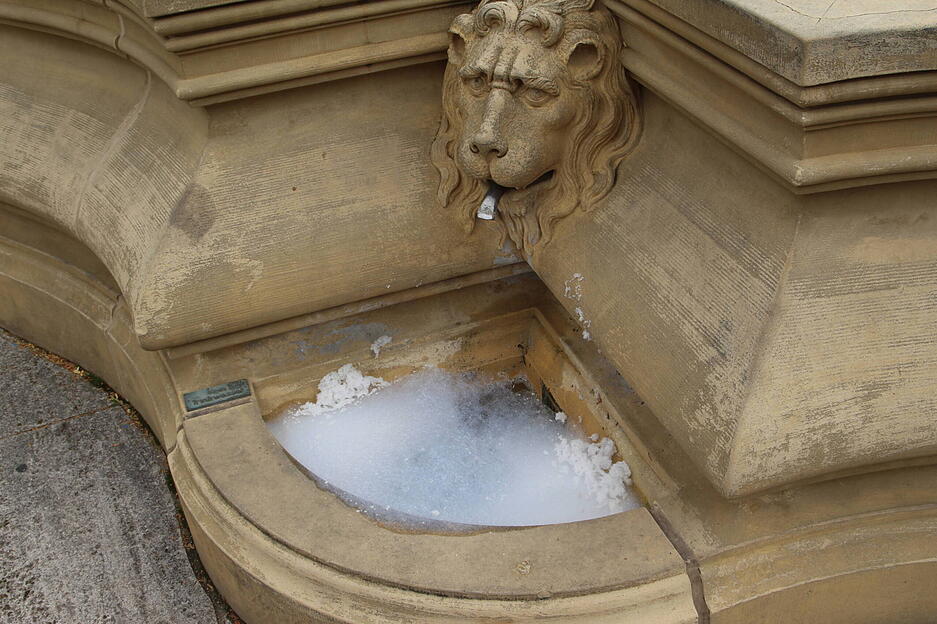 Neckarsulm

vermutlich in der Nacht auf den 1. Mai wurde Duschbad oder etwas ähliches in den Brunnen am Marktplatz in Neckarulm eingebracht, der Brunnen Schäumte kräftig als die Einsatzkräfte der Feuerwehr Neckarsulm mit dem Stichwort Gewässer