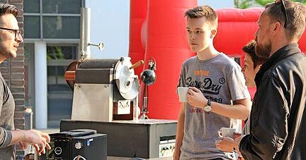 Live-Röstung auf Events: Durch Verkostung und Verkaufsgespräche versuchen Studierende, potenzielle Kunden anzuwerben und bekannter zu werden. Live-Röstung auf Events: Durch Verkostung und Verkaufsgespräche versuchen Studierende, potenzielle Kunden anzuwerben und bekannter zu werden.