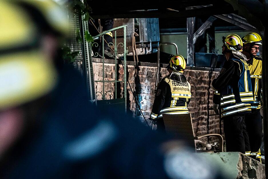 Feuerwehrleute arbeiten nach dem Einsturz eines Hotels am Unglücksort.