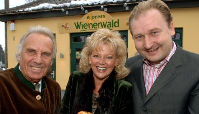 Die Tochter des Wienerwald-Gründers Friedrich Jahn, Margot Steinberg (m), ihr Mann Günther Steinberg (l) und ihr Schwiegersohn Michael Schrank. Die Tochter des Wienerwald-Gründers Friedrich Jahn, Margot Steinberg (m), ihr Mann Günther Steinberg (l) und ihr Schwiegersohn Michael Schrank.