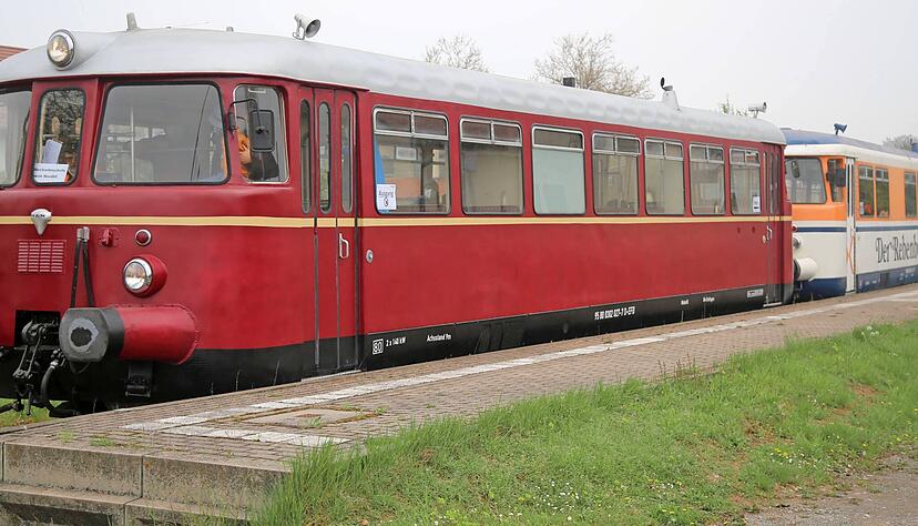 Die Jungfernfahrten der Fahrsaison 2021 machte der Rebenbummler. Am Samstagnachmittag wurde er vom Roten Flitzer, der bis zum 10. Oktober zwischen Neckarbischofsheim und Hüffenhardt verkehrt, abgelöst.
Foto: Archiv/Franz Theuer