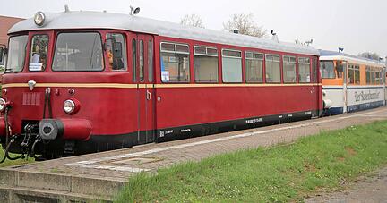 Die Jungfernfahrten der Fahrsaison 2021 machte der Rebenbummler. Am Samstagnachmittag wurde er vom Roten Flitzer, der bis zum 10. Oktober zwischen Neckarbischofsheim und Hüffenhardt verkehrt, abgelöst.
Foto: Archiv/Franz Theuer