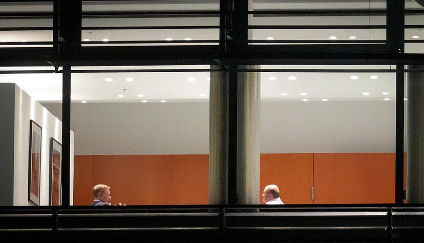 Moment der Entscheidung: Am Tag der US-Wahl teilt Olaf Scholz seinem Koalitionspartner Christian Lindner mit, dass er als Finanzminister entlassen werden soll. Die Ampel-Koalition ist damit am Ende. Moment der Entscheidung: Am Tag der US-Wahl teilt Olaf Scholz seinem Koalitionspartner Christian Lindner mit, dass er als Finanzminister entlassen werden soll. Die Ampel-Koalition ist damit am Ende.