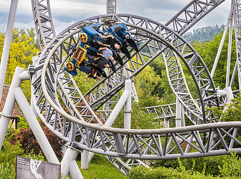 1. Der Erlebnispark Tripsdrill knackte im Jahr 2025 einen neuen Besucherrekord mit rund 885.000 Gästen. Das gab der Park in einer Pressemitteilung bekannt. Das bedeutet ein Plus im Vergleich zu 2024, wo rund 880.000 Menschen den Freizeitpark besuchten. 1. Der Erlebnispark Tripsdrill knackte im Jahr 2025 einen neuen Besucherrekord mit rund 885.000 Gästen. Das gab der Park in einer Pressemitteilung bekannt. Das bedeutet ein Plus im Vergleich zu 2024, wo rund 880.000 Menschen den Freizeitpark besuchten.