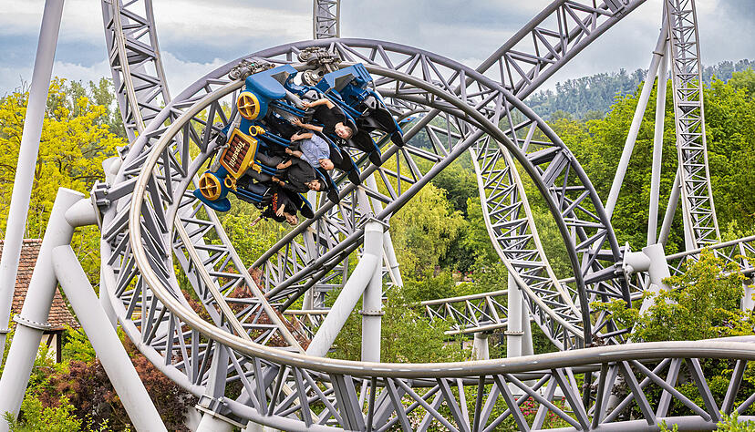 1. Der Erlebnispark Tripsdrill knackte im Jahr 2025 einen neuen Besucherrekord mit rund 885.000 Gästen. Das gab der Park in einer Pressemitteilung bekannt. Das bedeutet ein Plus im Vergleich zu 2024, wo rund 880.000 Menschen den Freizeitpark besuchten. 1. Der Erlebnispark Tripsdrill knackte im Jahr 2025 einen neuen Besucherrekord mit rund 885.000 Gästen. Das gab der Park in einer Pressemitteilung bekannt. Das bedeutet ein Plus im Vergleich zu 2024, wo rund 880.000 Menschen den Freizeitpark besuchten.