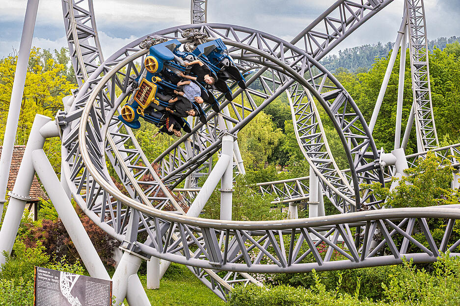1. Der Erlebnispark Tripsdrill knackte im Jahr 2025 einen neuen Besucherrekord mit rund 885.000 Gästen. Das gab der Park in einer Pressemitteilung bekannt. Das bedeutet ein Plus im Vergleich zu 2024, wo rund 880.000 Menschen den Freizeitpark besuchten. 1. Der Erlebnispark Tripsdrill knackte im Jahr 2025 einen neuen Besucherrekord mit rund 885.000 Gästen. Das gab der Park in einer Pressemitteilung bekannt. Das bedeutet ein Plus im Vergleich zu 2024, wo rund 880.000 Menschen den Freizeitpark besuchten.