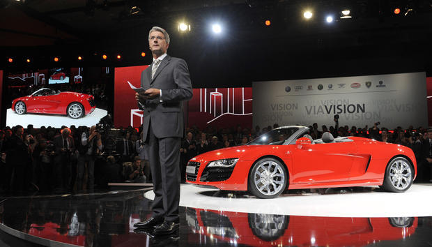Der Audi-Vorstandsvorsitzende Rupert Stadler neben einem Audi R8 5.2 quattro.