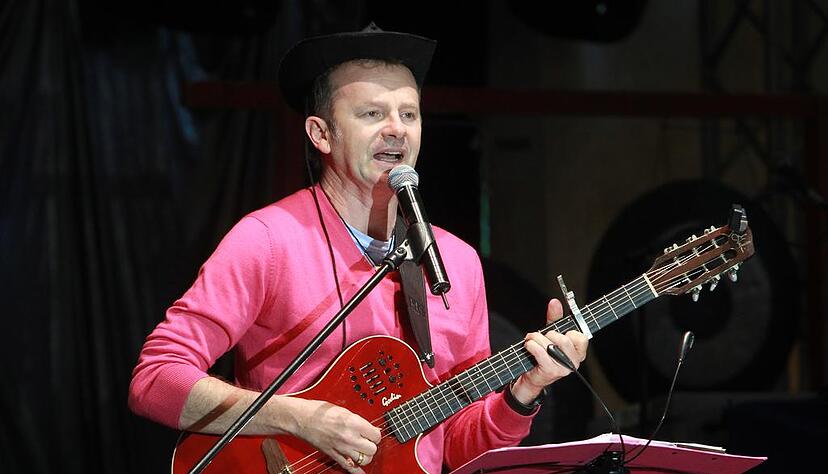 Willy Astor sang auf dem Gaffenberg unter anderem "Grilling Me Softly beim Pingpong". Foto: Andreas Veigel