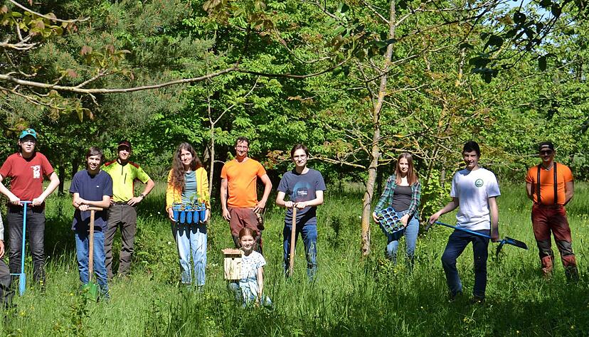 Breite Unterst&uuml;tzung erhielt Maximilian von der Herberg (dritter von rechts) vom Forstamt und Mitsch&uuml;lern am Aktionstag der Waldpaten, bei dem rund 500 Eichen-Wildlinge gesichert wurden.
Foto: Sebastian Kohler