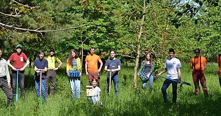 Breite Unterstützung erhielt Maximilian von der Herberg (dritter von rechts) vom Forstamt und Mitschülern am Aktionstag der Waldpaten, bei dem rund 500 Eichen-Wildlinge gesichert wurden.
Foto: Sebastian Kohler Breite Unterstützung erhielt Maximilian von der Herberg (dritter von rechts) vom Forstamt und Mitschülern am Aktionstag der Waldpaten, bei dem rund 500 Eichen-Wildlinge gesichert wurden.
Foto: Sebastian Kohler