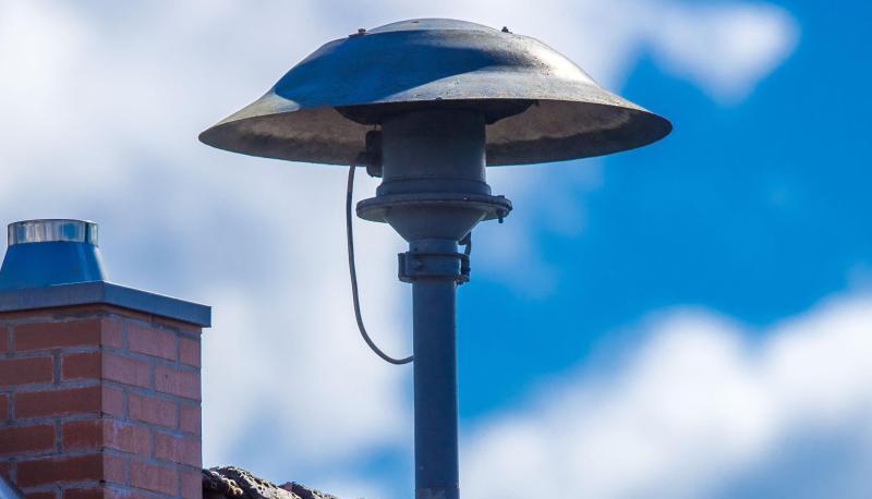 Eine Alarmsirene steht auf einem Hausdach. Eine große Mehrheit der Deutschen hält Sirenen für ein geeignetes Mittel, um Menschen vor Katastrophen zu warnen. Eine Alarmsirene steht auf einem Hausdach. Eine große Mehrheit der Deutschen hält Sirenen für ein geeignetes Mittel, um Menschen vor Katastrophen zu warnen.