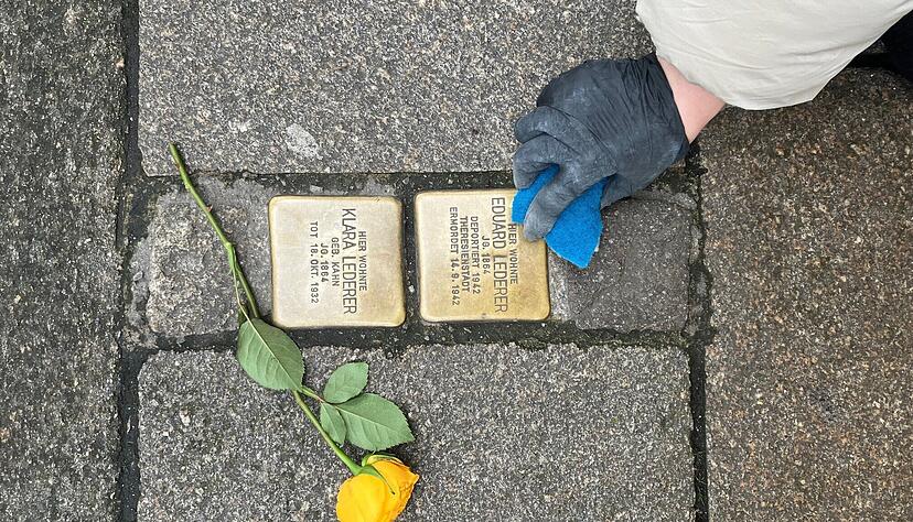 Heilbronner Schüler polierten dieser Tage Stolpersteine auf Gehwegen in der Innenstadt, Sontheim und Böckingen. Heilbronner Schüler polierten dieser Tage Stolpersteine auf Gehwegen in der Innenstadt, Sontheim und Böckingen.