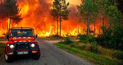 Flächenbrand in der Nähe von Landiras im Südwesten Frankreichs. Einsatzkräfte haben Tausende Menschen vor den sich ausbreitenden Flammen in Sicherheit gebracht.