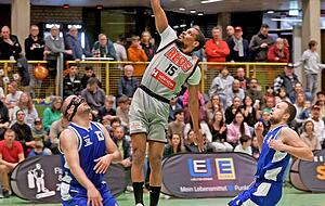 &Uuml;berragte mal wieder die Konkurrenz: Marques Charlton (am Ball) leitete mit seinen Distanztreffern die Aufholjagd der Reds in der zweiten Spielh&auml;lfte ein.