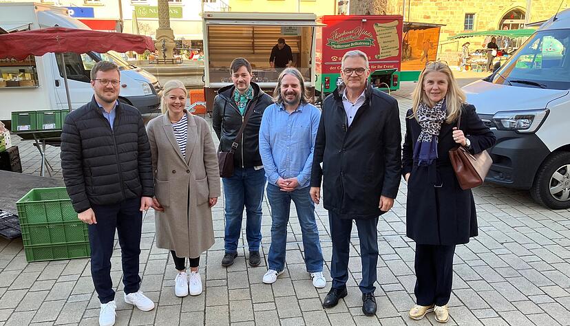 Zum Rundgang in der Innenstadt haben sich getroffen (von links): Daniel Bürkle, Ellen Agreiter, Marc-Anton Spohn, Nico Härdtner, Steffen Hertwig und Suzanne Mösel. Im Hintergrund ist der Markt am Mittwochnachmittag zu sehen.
Fotos: Frank Wittmer