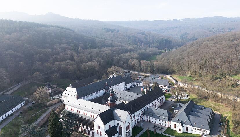 Im fast 900-jährigen Kloster Eberbach im Rheingau sind Vertreter aller Bundesländer mit Weinbau zusammengekommen. (Archivbild)