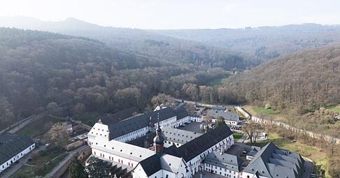 Im fast 900-jährigen Kloster Eberbach im Rheingau sind Vertreter aller Bundesländer mit Weinbau zusammengekommen. (Archivbild)