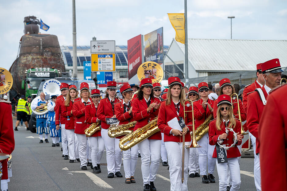 Das ehemalige Marine-U-Boot U17 hat nach einer abenteuerlichen Reise über Wasser und Land am Sonntag sein Ziel erreicht.