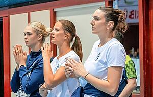 Zum Zuschauen verdammt: Kim Hinkelmann, Munia Smits und Lena Ivancok (von links) konnten ihre Mitspielerinnen gegen Bayer Leverkusen nur moralisch unterstützen.