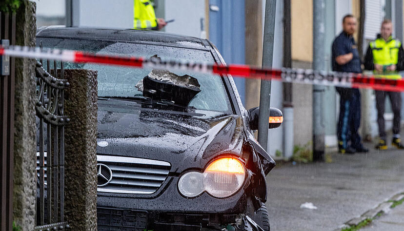 07.06.2025, Bayern, Passau: Ein beschädigtes Auto steht auf einem Gehweg. Ein Mann ist in Passau mit einem Wagen in eine Menschengruppe gefahren. Die Polizei vermutet eine Beziehungstat. Unter den fünf Verletzten sind die 38-jährige Ehefrau des Fahrers sowie eine fünfjährige Tochter. Foto: Armin Weigel/dpa +++ dpa-Bildfunk +++ 07.06.2025, Bayern, Passau: Ein beschädigtes Auto steht auf einem Gehweg. Ein Mann ist in Passau mit einem Wagen in eine Menschengruppe gefahren. Die Polizei vermutet eine Beziehungstat. Unter den fünf Verletzten sind die 38-jährige Ehefrau des Fahrers sowie eine fünfjährige Tochter. Foto: Armin Weigel/dpa +++ dpa-Bildfunk +++