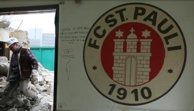 Ein Arbeiter geht 2007 in Hamburg über die Trümmer des Clubheims, an dessen Stelle die Südtribüne errichtet wurde. Ein Arbeiter geht 2007 in Hamburg über die Trümmer des Clubheims, an dessen Stelle die Südtribüne errichtet wurde.