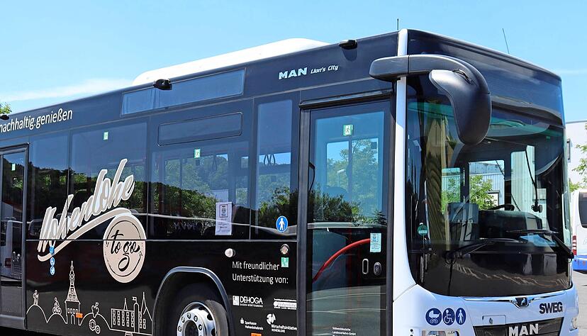 18 Betriebe nehmen inzwischen an "Hohenlohe to go" teil. Um das Mehrwegsystem noch bekannter zu machen, fährt derzeit zwischen Künzelsau und Öhringen ein Bus mit Werbung für die Behälter.