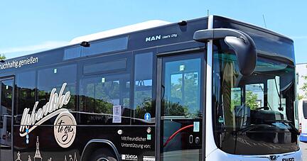 18 Betriebe nehmen inzwischen an "Hohenlohe to go" teil. Um das Mehrwegsystem noch bekannter zu machen, fährt derzeit zwischen Künzelsau und Öhringen ein Bus mit Werbung für die Behälter.
