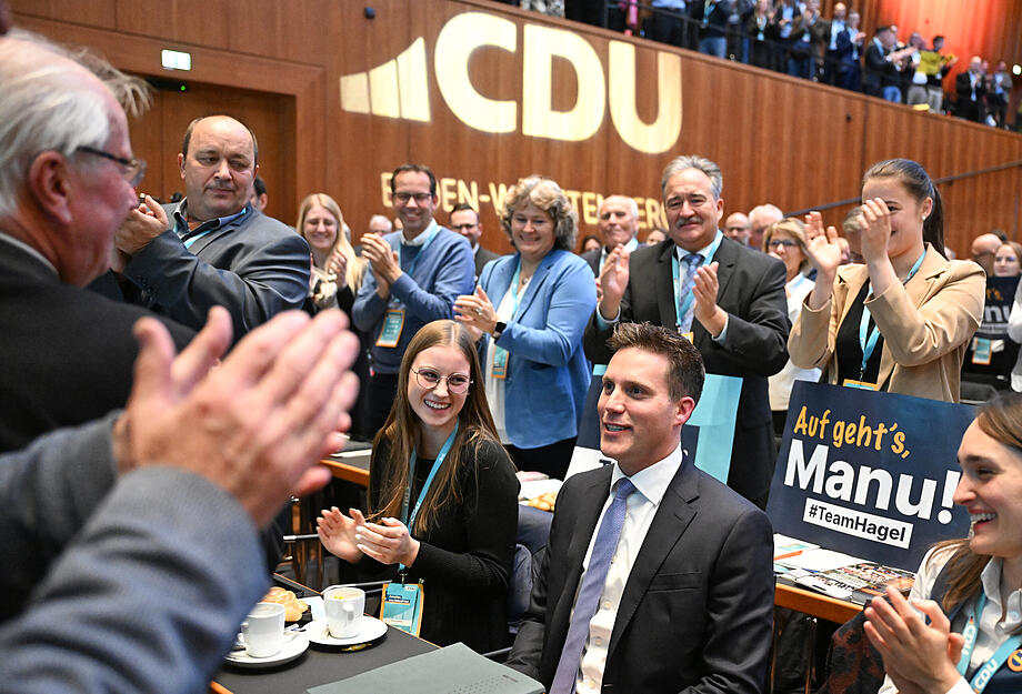 18.11.2023, Baden-Württemberg, Reutlingen: Manuel Hagel, Kandidat für den Landesvorsitz der CDU Baden-Württemberg, nimmt beim Landesparteitag der CDU Baden-Württemberg nach seiner Rede den Beifall der Delegierten entgegen. Nach dem angekündigten Rückzug von T.Strobl will Manuel Hagel für den Landesvorsitz kandidieren. Foto: Bernd Weißbrod/dpa +++ dpa-Bildfunk +++
