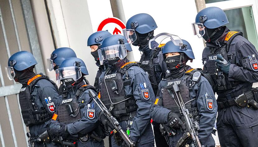 Bewaffnete Einsatzkr&auml;fte sicherten die Ankunft der Angeklagten.