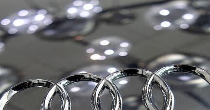 Das Audi-Logo mit den vier Ringen ist auf der Motorhaube eines Audi R8 5.2 quattro zu sehen.