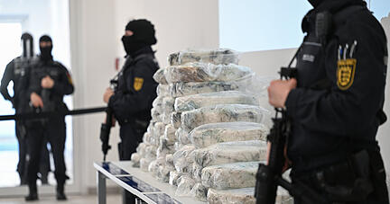 Polizistinnen bewachen im Polizeipräsidium Heilbronn Rauschgift, das bei einer Pressekonferenz präsentiert wird.