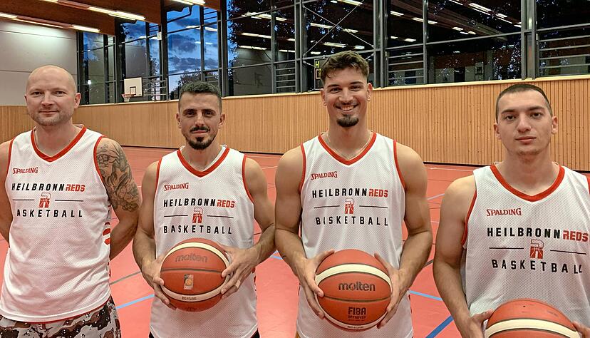 Spielertrainer Goran Mijic (von links) sieht den Kader durch die Neuzug&auml;nge Sami Hajzeri, Stefan Vasovic und Mladen Jevtic qualitativ verst&auml;rkt.