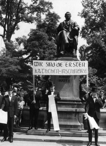 31.07.1964: "Kandidaten-Abfuhr" der ersten Studienabgänger mit Zylinder und lustigen Sprüchen vor dem Robert-Mayer-Denkmal im Heilbronner Stadtgarten.