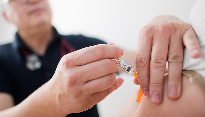 Gerade f&uuml;r S&auml;uglinge und Kleinkinder ist Keuchhusten gef&auml;hrlich. Experten empfehlen, die Krankheit durch eine Impfung vorzubeugen.