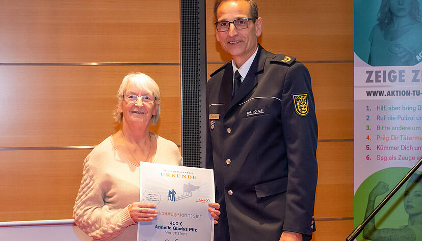 Fallenstellerin: Annelie Pilz mit PolizeiVizepräsident Markus Geistler. Fallenstellerin: Annelie Pilz mit PolizeiVizepräsident Markus Geistler.