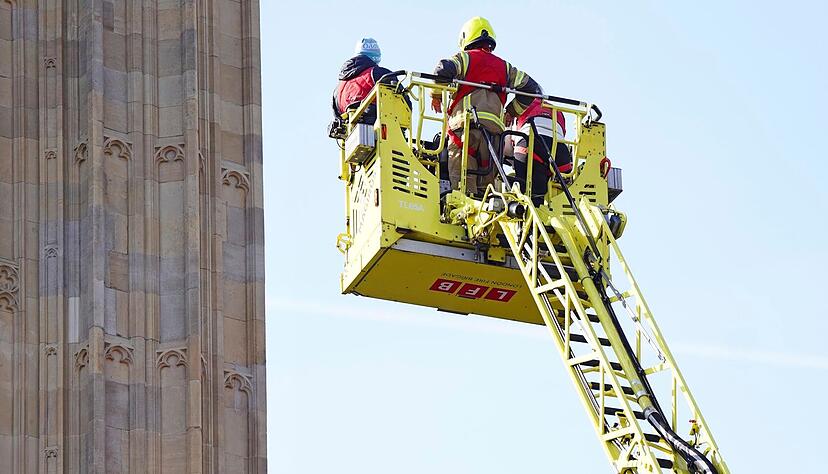 Gro&szlig;einsatz in London: Ein Mann ist auf den Turm mit der Glocke Big Ben geklettert.