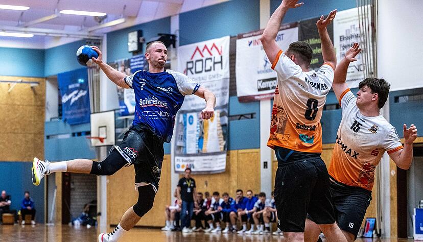 &bdquo;So eine Heimbilanz hatte ich noch nie, Wahnsinn&ldquo;: R&uuml;ckraum-Spieler Jonas May (links), gegen den VfL Waiblingen f&uuml;nf Mal erfolgreich, ist mit 26 Jahren der zweit&auml;lteste Spieler des TSV Weinsberg, der grunds&auml;tzlich zusammenbleibt.